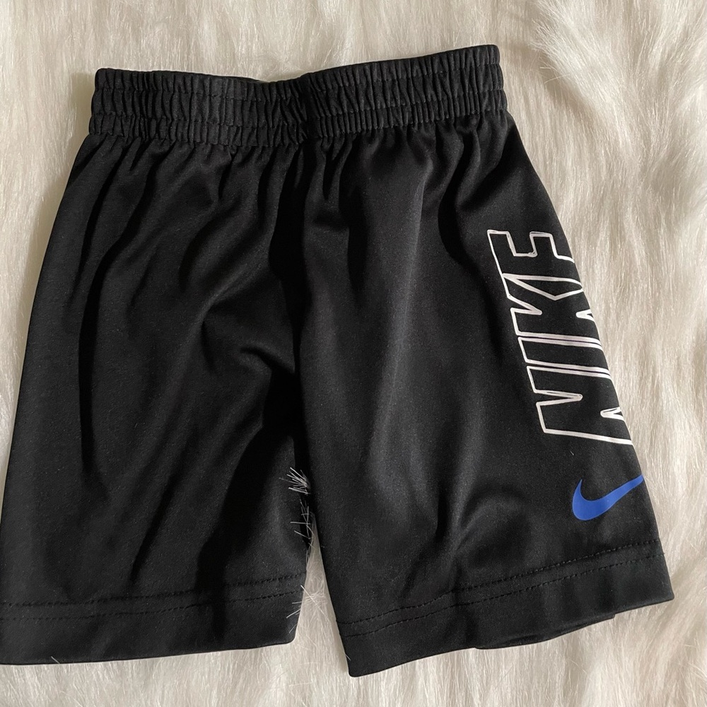 Black Nike shorts size 3t.